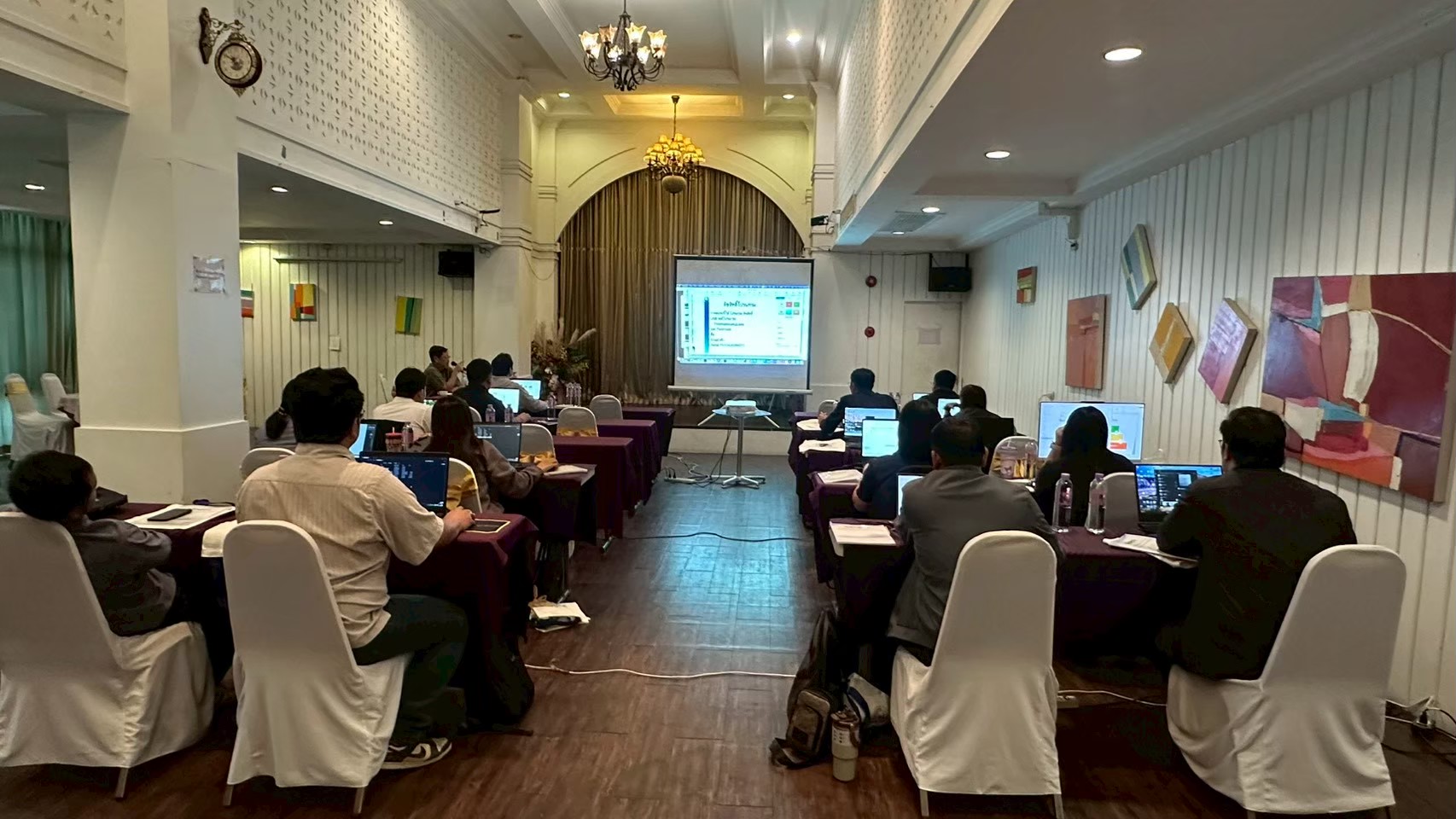 บรรยากาศผู้เข้าอบรมกำลังฝึกปฏิบัติด้วยคอมพิวเตอร์ภายในห้องอบรม